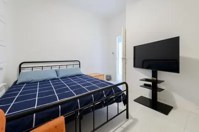 Una televisión o centro de entretenimiento en Modern Condo in Goya with Balcony - Retiro park