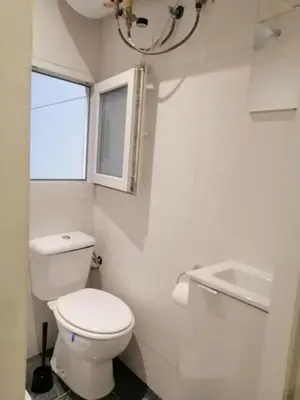 Un baño de Corrala con estilo en Malasaña