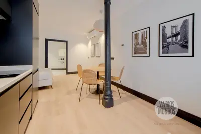 Una televisión o centro de entretenimiento en Dosis de Madrid para 10, ven a Duque de Rivas 8 E3