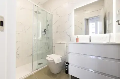 Un baño de For You Rentals Elegancia y Funcionalidad en San Bernardo Piso con Baños en Suite Temporal SBE351C