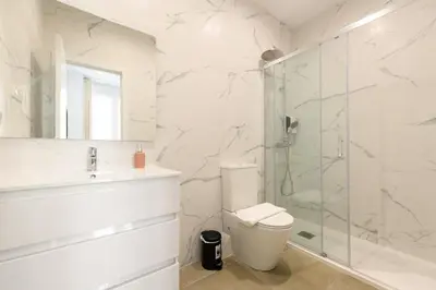 Un baño de For You Rentals Elegancia y Funcionalidad en San Bernardo Piso con Baños en Suite Temporal SBE351C