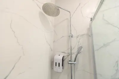 Un baño de For You Rentals Elegancia y Funcionalidad en San Bernardo Piso con Baños en Suite Temporal SBE351C