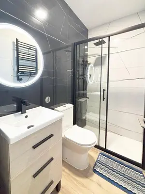 Un baño de Nuevo, luminoso y céntrico