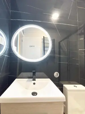 Un baño de Nuevo, luminoso y céntrico