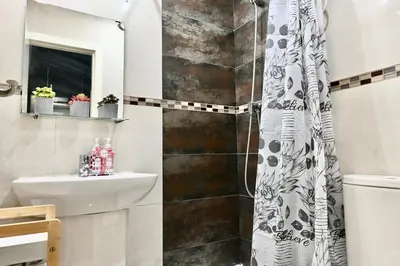 Un baño de For Yoy Rentals hermoso apartamento tipo Estudio en Madrid Temporal SFL50