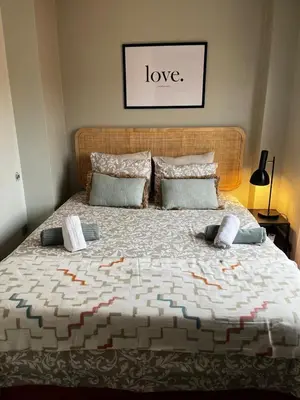 Cama o camas de una habitación en Duplex con terraza privada en Atocha Delicias Madrid Rio