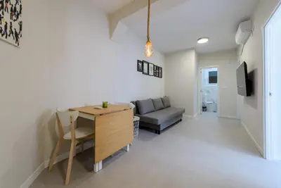 Una televisión o centro de entretenimiento en GuestReady - Embajadores Apartments