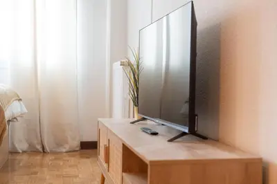Una televisión o centro de entretenimiento en Apartamento entre Bernabeu y Barrio Salamanca