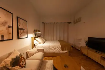 Una televisión o centro de entretenimiento en Apartamento entre Bernabeu y Barrio Salamanca