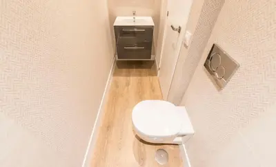 Un baño de Loft chic luminoso