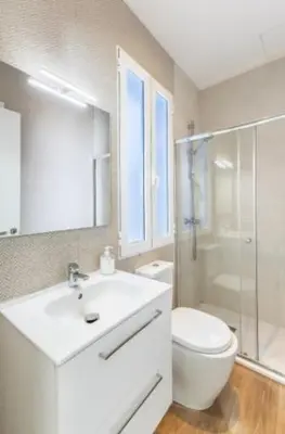 Un baño de Loft chic luminoso