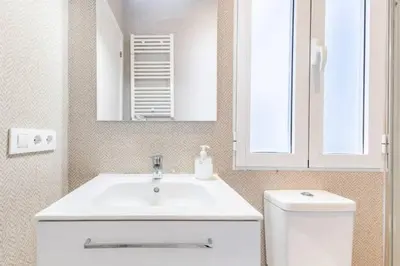 Un baño de Loft chic luminoso