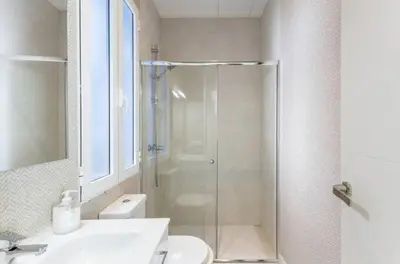 Un baño de Loft chic luminoso