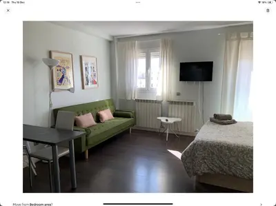 Una televisión o centro de entretenimiento en Apartamento 6B Atocha Delicias Madrid Rio