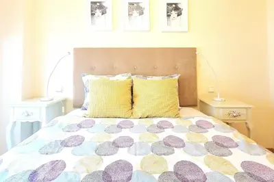 Cama o camas de una habitación en Cosy Bright Apt & 2BD 2BTH Salamanca &Goya