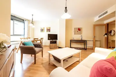 Una televisión o centro de entretenimiento en Cosy Bright Apt & 2BD 2BTH Salamanca &Goya