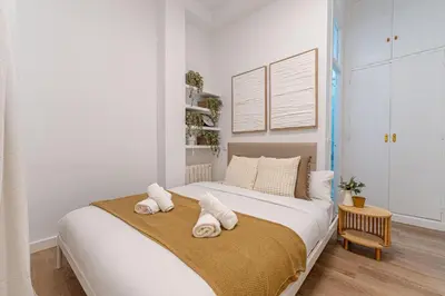 Cama o camas de una habitación en El Castizo Madrid centro by Hogar4