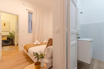 Cama o camas de una habitación en El Castizo Madrid centro by Hogar4