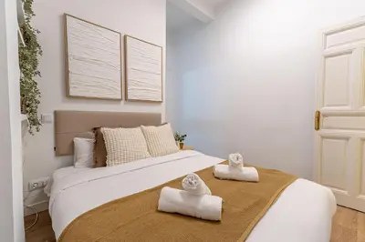 Cama o camas de una habitación en El Castizo Madrid centro by Hogar4