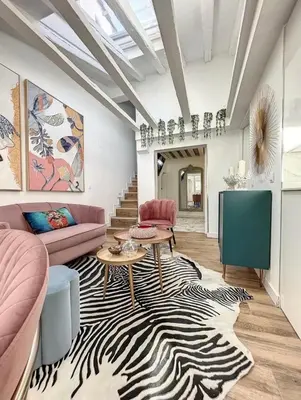 Zona de estar de Chic Penthouse with Urban Charm & Rooftop