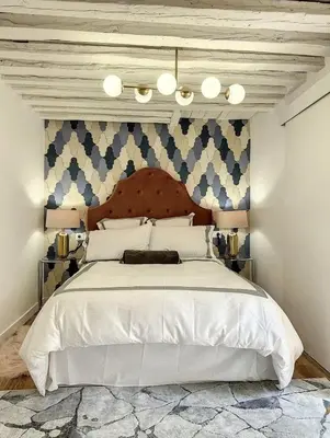 Cama o camas de una habitación en Chic Penthouse with Urban Charm & Rooftop