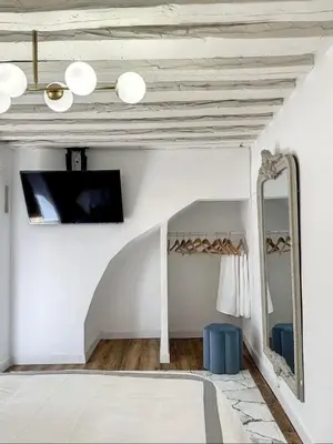 Una televisión o centro de entretenimiento en Chic Penthouse with Urban Charm & Rooftop