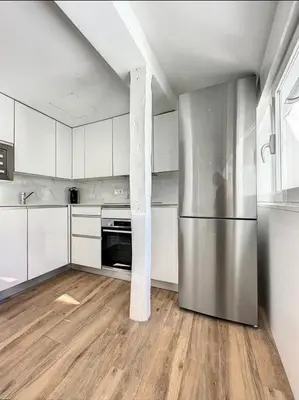 Una cocina o zona de cocina en Chic Penthouse with Urban Charm & Rooftop