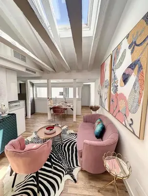Zona de estar de Chic Penthouse with Urban Charm & Rooftop
