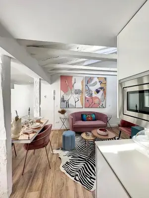 Zona de estar de Chic Penthouse with Urban Charm & Rooftop