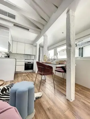 Una cocina o zona de cocina en Chic Penthouse with Urban Charm & Rooftop