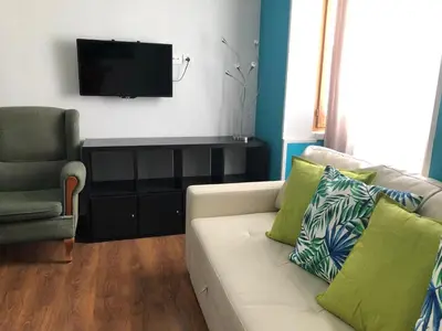 Una televisión o centro de entretenimiento en Apartamentos EconoStay Callao