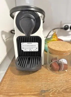 Utensilios para hacer té y café en Piso Ático con Terraza y Jacuzzi con vistas a Sol en Madrid Centro