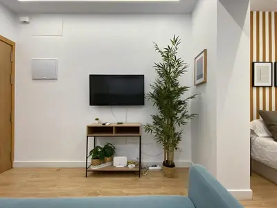 Una televisión o centro de entretenimiento en Acogedor estudio en Ponzano