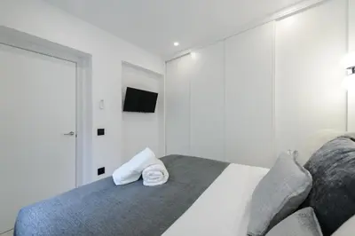 Una televisión o centro de entretenimiento en New apt Elegante, 2br and 1bth