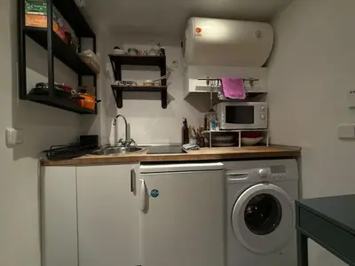 Una cocina o zona de cocina en Cosy Studio in the Heart of Lavapiés, Madrid - Amparo