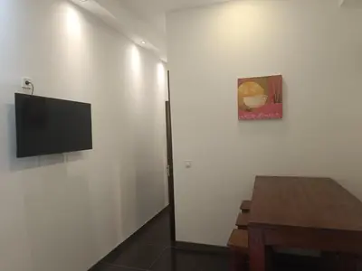 Una televisión o centro de entretenimiento en precioso local reformado
