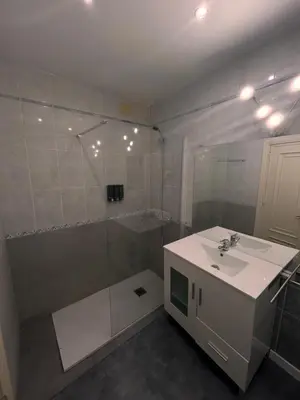 Un baño de Habitación Oasis C centro de Madrid
