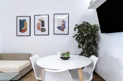 Una televisión o centro de entretenimiento en AR Embajadores 2 habitaciones, céntrico y bien comunicado