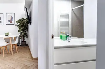 Plano de AR Embajadores 2 habitaciones, céntrico y bien comunicado
