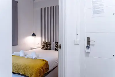 Cama o camas de una habitación en AR Embajadores 2 habitaciones, céntrico y bien comunicado