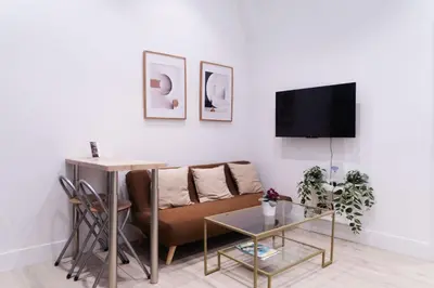 Una televisión o centro de entretenimiento en AR Movistar Arena-Wizink céntrico y moderno 2habitaciones