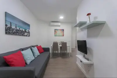 Una televisión o centro de entretenimiento en Nice and calm apartment near Retiro, Madrid GRA