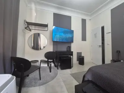 Una televisión o centro de entretenimiento en Habitación Oasis D centro de Madrid
