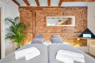 Cama o camas de una habitación en ººººPY Historical CityCentre WiFi AC SmartTVºººº
