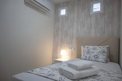 Cama o camas de una habitación en Luxurious apartment in Malasaña Centro madrid Temporal VAL212