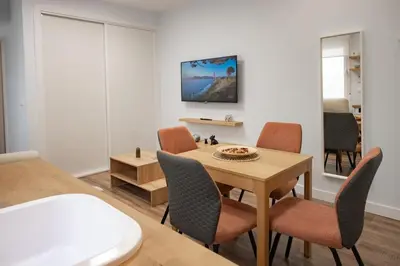 Una televisión o centro de entretenimiento en Luxurious apartment in Malasaña Centro madrid Temporal VAL212