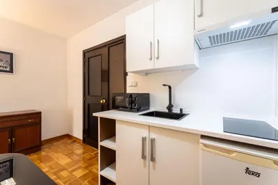 Una cocina o zona de cocina en Stylish 2-Bedroom Apartment with Terrace in Central Madrid, WiFi & Metro Nearby