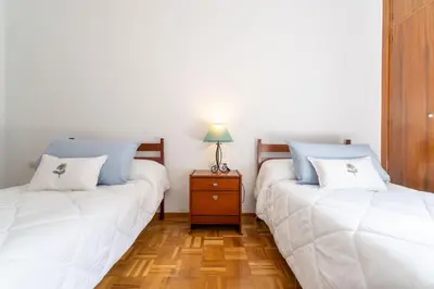 Cama o camas de una habitación en Stylish 2-Bedroom Apartment with Terrace in Central Madrid, WiFi & Metro Nearby