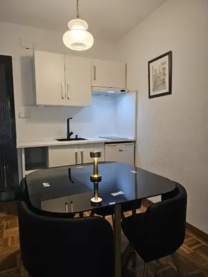 Una cocina o zona de cocina en Stylish 2-Bedroom Apartment with Terrace in Central Madrid, WiFi & Metro Nearby