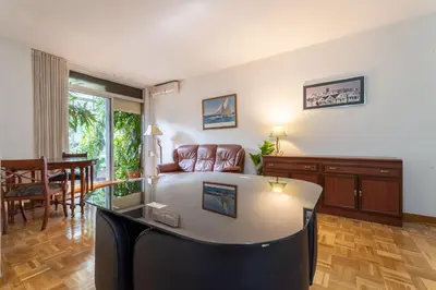 Zona de estar de Stylish 2-Bedroom Apartment with Terrace in Central Madrid, WiFi & Metro Nearby